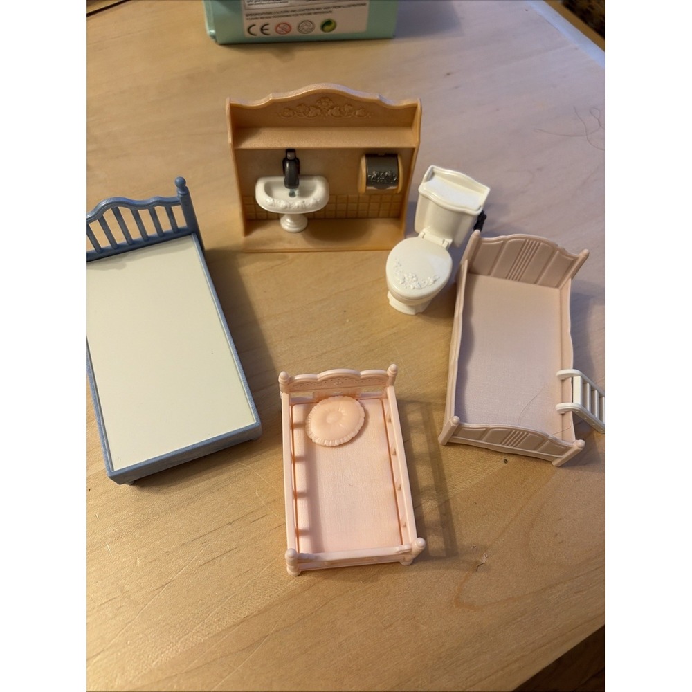 Lot Of Calico Critters Doll House Bedroom Furniture / Bathroom